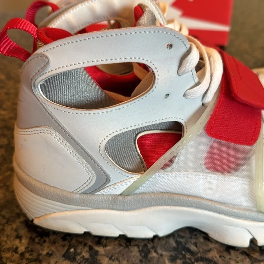 Nike trainer huarache White and Red Sneakers EUC 10.5